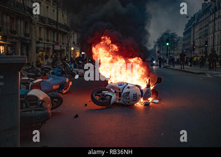 Tausende von Demonstranten mit französischen Behörden Samstag kollidierte in Paris. Das war die erste Aktion des gelben Weste Bewegung von 2019. Der französische Präsident Emmanuel Längestrich ist für mehrere Wochenenden seit Oktober gezielte und ist die Entscheidung zu erhöhten Kraftstoffpreise. Fast 50.000 Menschen protestierten im ganzen Land dieser Samstag. Stockfoto