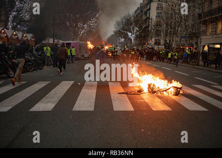 Tausende von Demonstranten mit französischen Behörden Samstag kollidierte in Paris. Das war die erste Aktion des gelben Weste Bewegung von 2019. Der französische Präsident Emmanuel Längestrich ist für mehrere Wochenenden seit Oktober gezielte und ist die Entscheidung zu erhöhten Kraftstoffpreise. Fast 50.000 Menschen protestierten im ganzen Land dieser Samstag. Stockfoto