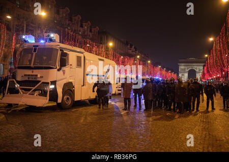 Tausende von Demonstranten mit französischen Behörden Samstag kollidierte in Paris. Das war die erste Aktion des gelben Weste Bewegung von 2019. Der französische Präsident Emmanuel Längestrich ist für mehrere Wochenenden seit Oktober gezielte und ist die Entscheidung zu erhöhten Kraftstoffpreise. Fast 50.000 Menschen protestierten im ganzen Land dieser Samstag. Stockfoto