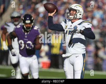 Los Angeles Ladegeräte QB Philip Flüsse (17), die in Aktion gegen die Baltimore Ravens während der AFC wildcard Endspielspiel bei M&T Bank Stadium in Baltimore, MD, am 6. Januar 2019. Foto/Mike Buscher/Cal Sport Media Stockfoto