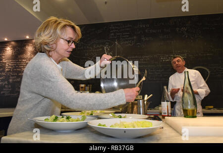 03. Januar 2019, Bayern, München: dpa Exklusiv: Die Schauspielerin Gisela Schneeberger (l) und der sternekoch Hans Haas Koch anlässlich der Ausstrahlung der ZDF-Zweiteiler "Bier Royal" im Hans Haas Kochschule "Kalbskopf in Ciabatta gebraten auf Endiviensalat'. Foto: Felix Hörhager/dpa Stockfoto