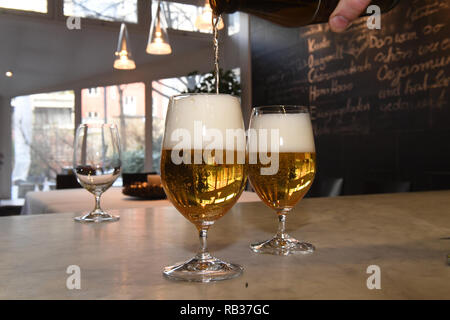 03. Januar 2019, Bayern, München: dpa Exklusiv: Bier gesehen werden kann Kochen bei der Hans Haas Kochschule während der Sendung der ZDF-Zweiteiler "Bier Royal'. Foto: Felix Hörhager/dpa Stockfoto