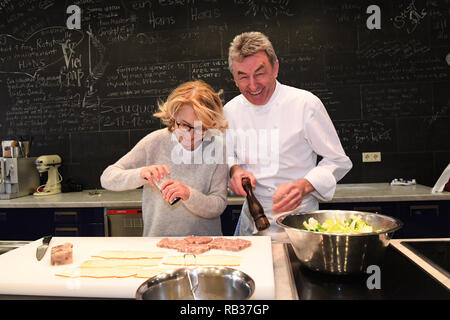 03. Januar 2019, Bayern, München: dpa Exklusiv: Die Schauspielerin Gisela Schneeberger (l) und der sternekoch Hans Haas Koch anlässlich der Ausstrahlung der ZDF-Zweiteiler "Bier Royal" im Hans Haas Kochschule "Kalbskopf in Ciabatta gebraten auf Endiviensalat'. Foto: Felix Hörhager/dpa Stockfoto