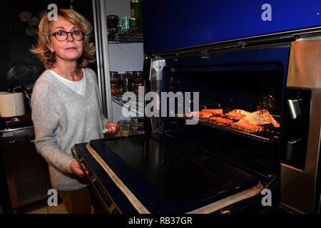 03. Januar 2019, Bayern, München: dpa Exklusiv: Die Schauspielerin Gisela Schneeberger steht vor einem Ofen Kochen habe al Leiter gebraten in Ciabatta auf endiviensalat "anlässlich der Ausstrahlung der ZDF-Zweiteiler "Bier Royal" im Hans Haas Kochschule. Foto: Felix Hörhager/dpa Stockfoto