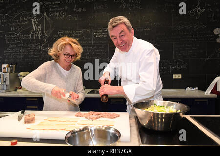 03. Januar 2019, Bayern, München: dpa Exklusiv: Die Schauspielerin Gisela Schneeberger (l) und der sternekoch Hans Haas Koch anlässlich der Ausstrahlung der ZDF-Zweiteiler "Bier Royal" im Hans Haas Kochschule "Kalbskopf in Ciabatta gebraten auf Endiviensalat'. Foto: Felix Hörhager/dpa Stockfoto