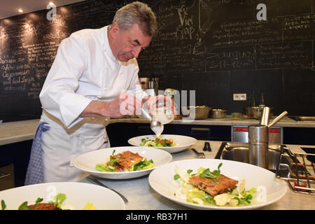 03. Januar 2019, Bayern, München: dpa Exklusiv: Sternekoch Hans Haas Köche anlässlich der Ausstrahlung der ZDF-Zweiteiler "Bier Royal" im Hans Haas Kochschule "Kalbskopf in Ciabatta gebraten auf Endiviensalat'. Foto: Felix Hörhager/dpa Stockfoto