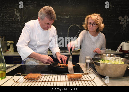 03. Januar 2019, Bayern, München: dpa Exklusiv: Die Schauspielerin Gisela Schneeberger (r) und der sternekoch Hans Haas Koch anlässlich der Ausstrahlung der ZDF-Zweiteiler "Bier Royal" im Hans Haas Kochschule "Kalbskopf in Ciabatta gebraten auf Endiviensalat'. Foto: Felix Hörhager/dpa Stockfoto