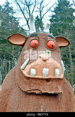 Gruffalo Statue aus Holz geschnitzt, in Wendover Woods, Wendover, Buckinghamshire, Großbritannien. Spaß Attraktion für Kinder. Stockfoto