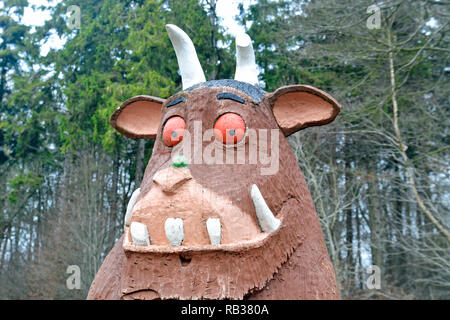 Gruffalo Statue aus Holz geschnitzt, in Wendover Woods, Wendover, Buckinghamshire, Großbritannien. Spaß Attraktion für Kinder. Stockfoto