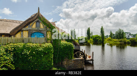 Landschaft Blick auf Dorf, Wassermühle in Hobbiton Hobbiton Movie in Matamata, Neuseeland, 21. Januar 2018 Stockfoto