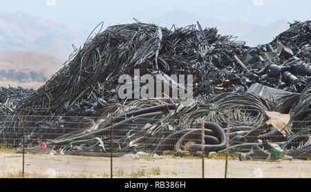 Recycling ausgemusterter Kunststoffprodukte, Bewässerung, Abflussrohr, Pflanzen, Töpfe, Kabel, Mülldeponie. Stockfoto