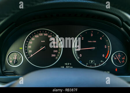 Innenraum Armaturenbrett details mit Anzeigelampen. Von Autoteilen. Fahrzeug Instrumententafel. Dashboard closeup mit sichtbaren Tachometer und Kraftstoffstand. Stockfoto