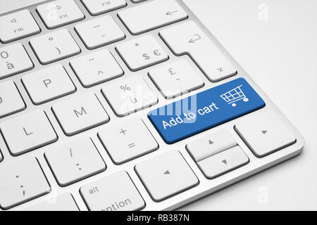 In den Warenkorb blauen Knopf mit ein Warenkorb Symbol auf weißem isoliert Tastatur hinzufügen. Online shopping Konzept. Stockfoto