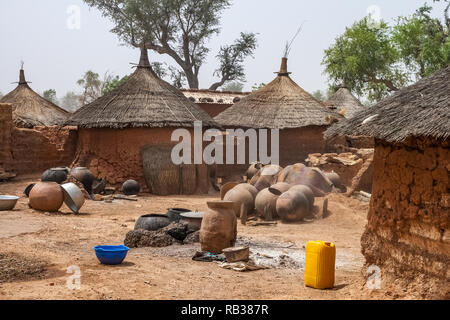 Innenhof der traditionellen mosi Home mit Hütten in einem mosi Dorf in der Nähe von Boussouma, nördlichen Burkina Faso, Westafrika. Stockfoto