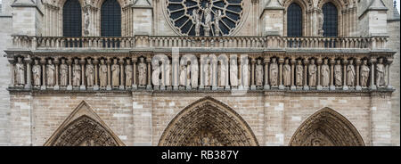 Französischer Könige Steinstatuen Galerie auf der Westfassade der Kathedrale Notre-Dame (Unsere Liebe Frau) Kathedrale von Paris, Frankreich. Stockfoto