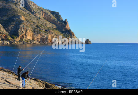 Zwei Männer bilden die Wellenbrecher im Hafen von Javea, Xabia, an der Costa Blanca, Provinz Alicante, Comunidad Valencia, Spanien Stockfoto