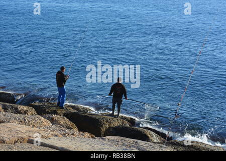 Zwei Männer bilden die Wellenbrecher im Hafen von Javea, Xabia, an der Costa Blanca, Provinz Alicante, Comunidad Valencia, Spanien Stockfoto