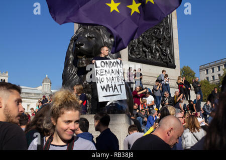 Bild bei der Abstimmung Demonstration in London gegen Brexit. Ein Mann hält ein Plakat mit der Aufschrift "London bleibt Egal was'. Stockfoto