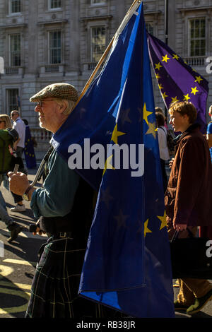 Eine reife weiße Mann hält eine EU-Flagge auf seinem Weg zum Parlament Platz während der Abstimmung Demonstration in London. Stockfoto