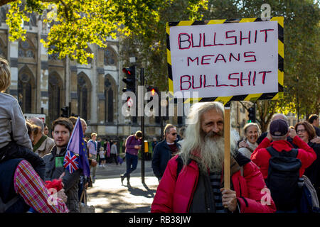 Eine reife weiße Mann hält ein Plakat againts Brexit auf die volksabstimmung März gegen Brexit in London. Stockfoto
