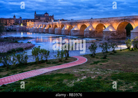 Spanien, Cordoba, Römische Brücke (Puente Romano) am Guadalquivir und Moschee Kathedrale in der Dämmerung Stockfoto