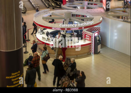 Devisenwechsel stand am Flughafen Gatwick South Terminal mit Passagieren Geld wechseln. Stockfoto