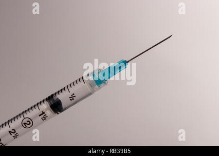 Nahaufnahme einer Spritze mit einer Nadel. Opium und Heroin Überdosis haben in den letzten Jahren emporgeschnellt III. Stockfoto
