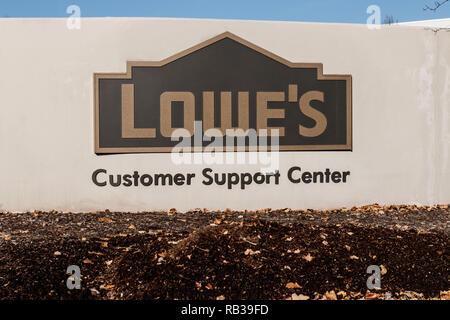 Indianapolis - ca. Januar 2019: Lowe's Home Improvement Customer Service Center. Lowe's betreibt Retail Home Improvement und Gerät speichert nicht Stockfoto