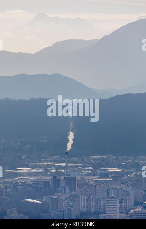 Grenoble, Frankreich, Januar 2019: Industrie Rauch- und Berge Stockfoto