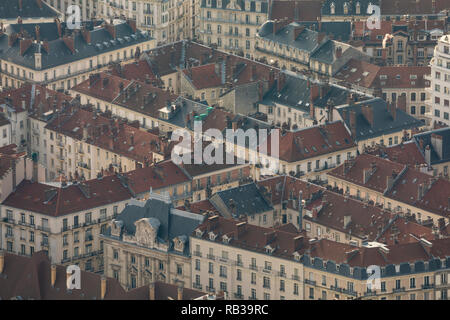 Grenoble, Frankreich, Januar 2019: Luftaufnahme mit roten und schwarzen Dächer Stockfoto