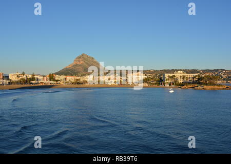 Blick auf den Arenal Strand und Berg Montgo in Javea/Xabia, Provinz Alicante, Comunidad Valencia, Spanien Stockfoto