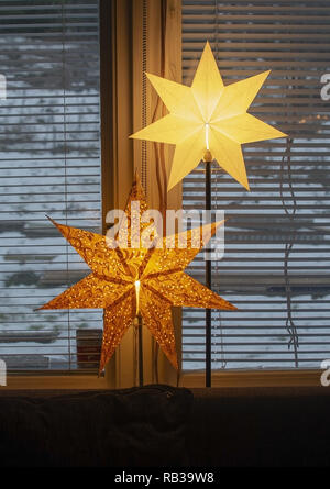 Advent stern Weihnachtsschmuck im Fenster mit Schnee draussen am Nachmittag in Stockholm, Schweden. Stockfoto