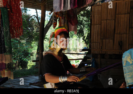 Junge Kayan Lahwi, die in einem abgelegenen Bergdorf in der Provinz Chiang Mai, Thailand, webt Stockfoto