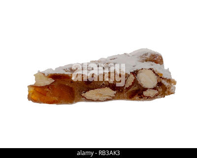 Panforte Scheibe, auf weissem, Italienische Weihnachten süße Nachspeise isoliert, Kuchen machen mit getrockneten Früchten und Nüssen. Stockfoto