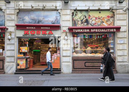 Die Istiklal Caddesi, der Haupteinkaufsstraße, Beyoglu, Istanbul, Türkei, Europa Stockfoto