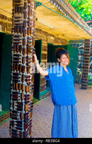 Asiatische Weibliche Model posiert für Bilder im Freien Stockfoto