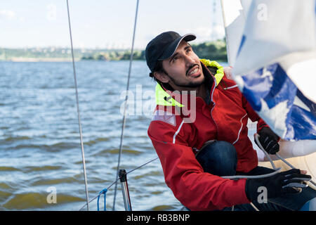 Seemann Mann am Boot Bug mit Kappe wegsehen das Meer während der Fahrt Stockfoto