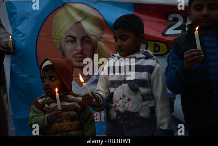 Lahore, Pakistan. 06 Jan, 2019. Pakistanische Aktivisten und Kinder Kerzen unter dem Banner von bhagat Singh Memorial Foundation Pakistan als Protest gegen das Verbot von Visa für beide Länder von Menschen in Pakistan und Indien in Lahore. Credit: Rana Sajid Hussain/Pacific Press/Alamy leben Nachrichten Stockfoto