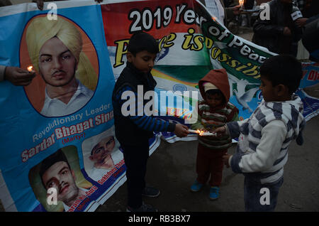 Lahore, Pakistan. 06 Jan, 2019. Pakistanische Aktivisten und Kinder Kerzen unter dem Banner von bhagat Singh Memorial Foundation Pakistan als Protest gegen das Verbot von Visa für beide Länder von Menschen in Pakistan und Indien in Lahore. Credit: Rana Sajid Hussain/Pacific Press/Alamy leben Nachrichten Stockfoto