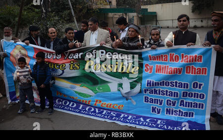 Lahore, Pakistan. 06 Jan, 2019. Pakistanische Aktivisten und Kinder Kerzen unter dem Banner von bhagat Singh Memorial Foundation Pakistan als Protest gegen das Verbot von Visa für beide Länder von Menschen in Pakistan und Indien in Lahore. Credit: Rana Sajid Hussain/Pacific Press/Alamy leben Nachrichten Stockfoto