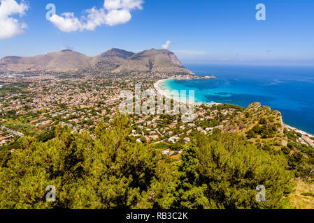 Luftaufnahme der Badeort Mondello Palermo, Sizilien. Weißen Strand und das kristallklare Meer. Panorama vom Gipfel des Monte Pellegrino. Stockfoto