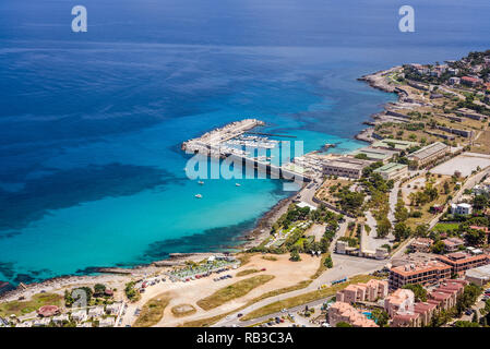 Luftaufnahme der Addaura Hafen und Strand mit türkisblauem Meer und Boote in der Nähe von Milazzo, Palermo, Sizilien. Stockfoto