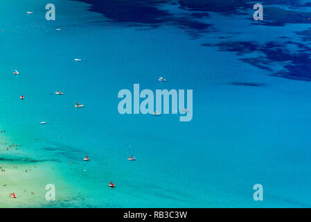 Luftaufnahme von tropischen türkisblauen Meer mit treibenden Boote und Menschen. Segelboote neben Riff rund um die Küste verankert. Bird's Eye View. Stockfoto