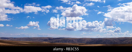 Panoramablick auf die Wolken über Hügel und Felder Stockfoto