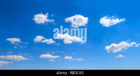 Panoramablick auf blauen Himmel, hell bewölkten Tag. Stockfoto