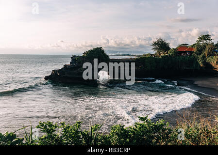 Uluwatu Tempel am Tag Zeit auf Bali, Indonesien. Der Tempel steht im Meer mit Wellen Stockfoto