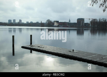 Tiefer See im Winter und Potsdam City Skyline im Hintergrund (Deutschland). Stockfoto