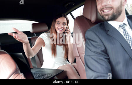 Seitenansicht von der hübschen Paar im Auto. Beschnittenes Bild. Stockfoto