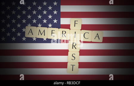 USA Politik Nachrichten Konzept: Buchstabensteine Amerika zuerst auf US Flag, 3D-Darstellung Stockfoto