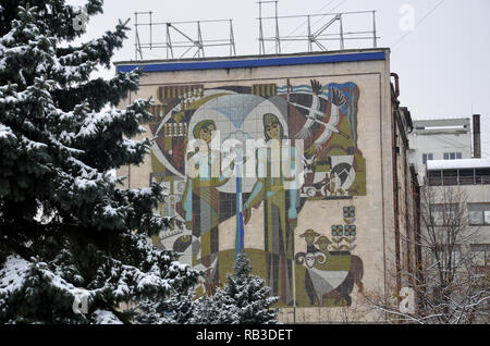 Sowjetischen Wandgemälde an einem Gebäude im Zentrum von Chisinau (Chisinau), der Republik Moldau, November 2018 Stockfoto